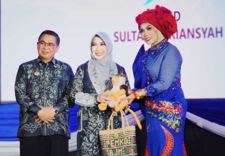 Ketua Dekranasda dan YKI Jember Kasih Fajarini Apresiasi Dekra Show di World Cancer Day di Banjarmasin
